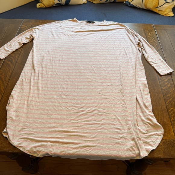 Maternity dresses and shirt size small - Picture 3 of 7